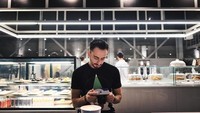 eat less and coffe more, tulisnya. Unggahannya ini jadi bukti kalau aktor yang lahir pada 20 Agustus 1984 ini penggemar kopi. Foto: Instagram defarhad