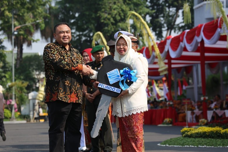 HUT Surabaya, Pelindo III Beri Kado 4 Truk Kebersihan HUT Surabaya, Pelindo III Beri Kado 4 Truk Kebersihan