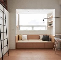 Apartemen ini milik salah satu klien mereka yang sering bepergian, dan hanya pulang untuk tidur dan mandi. Mereka pun mencoba memaksimalkan setiap ruang kosong yang ada, agar apartemen milik kliennya itu jadi terasa nyaman ditinggali. Foto: Dok. Boredpanda