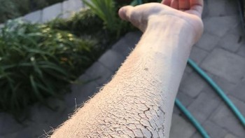Efek debu kayu membuat lengan ini terlihat seperti diselimuti kotoran kering dan berkerak. (Foto: Brightside)