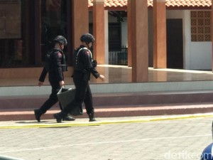 Gegana Amankan Kardus Mencurigakan yang Ditemukan di Teras Masjid
