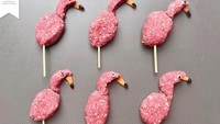 Kalau @veselizalogaji membuat cookies bentuk flamingo. Lengkap dengan mata dan paruhnya. Hihihi, gemas ya! Foto: Instagram