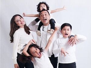Makin Sibuk, Giring Rela Naik Kendaraan Umum di Jakarta