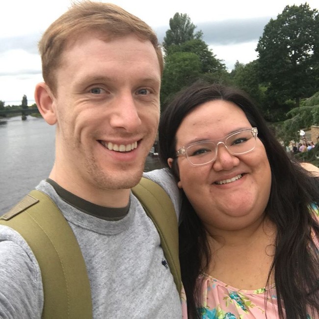 Pasangan ini sempat viral di media sosial. Pasalnya banyak orang menyangsikan jika pria setampan Ali Lawrie menikah dengan wanita gemuk. Sang istri, Gloria Shuri Henry bahkan sampai harus memperlihatkan foto-foto pernikahan mereka. Foto: Instagram