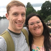 Pasangan ini sempat viral di media sosial. Pasalnya banyak orang menyangsikan jika pria setampan Ali Lawrie menikah dengan wanita gemuk. Sang istri, Gloria Shuri Henry bahkan sampai harus memperlihatkan foto-foto pernikahan mereka. Foto: Instagram