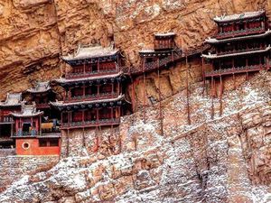 Foto: Kuil Cantik nan Ekstrem di Tebing Gunung China