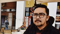 Menikmati kopi bisa dimana saja. Kali ini Prabu menikmati secangkir kopi di Madrid, Spanyol. Slurpp! Foto: Instagram praburevolusi