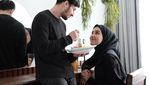 Mengintip Pose Makan Irvan Farhad, Suami Hijabers Cantik Hamidah Rachmayanti