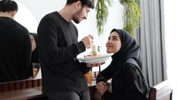 Duh, belum genap setahun, pasangan yang satu ini terlihat sangat mesra. Farhad terlihat sedang makan sepiring camilan lengkap dengan semangkuk saus sambil bercengkrama dengan sang istri, Hamidah rachmayanti. Foto: Instagram defarhad