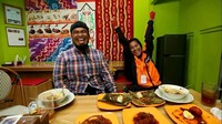 Ekspresinya menggambarkan perasaan Chika yang kayaknya senang karena kekenyangan nih. Ia diajak makan-makan bersama komedian Peppy. Makanannya banyak banget itu. Foto: instagram @cqawaode