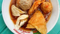  Wah kuahnya sangat menggoda. Jadi terbayang renyahnya pangsit goreng dan lembutnya bakso halus! Foto: Instagram sallynovisyahhalim