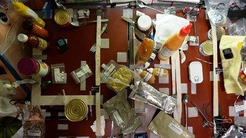 Untuk makan dan minum, astronot dibekali yang berupa kemasan. Jadi, tidak ada agenda memasak. Terlebih ketersediaan air sangat terbatas. (Foto: Stasiun Luar Angkasa Internasional)