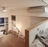 Siapa sangka kalau ruangan sekecil ini bisa dibuat jadi apartemen dua lantai? Tim desain membuatkan lantai mezanin yang bisa digunakan untuk menempatkan tempat tidur dan meja. Foto: Dok. Boredpanda