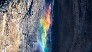 Air terjun yang menghasilkan pemandangan warna-warni. (Foto: Brightside)