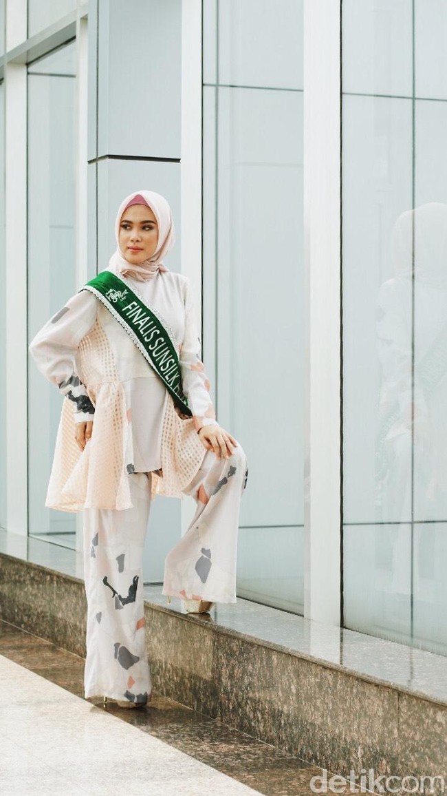 Nurwahidayanti unjuk kebolehan dengan puisi teatrikal tradisional Angngaru khas Bugis. Penampilannya yang unik mencuri hati para juri.Foto: Nico/detikcom, Atasan dan Celana: KAMI, Scarf: DAMA