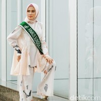 Nurwahidayanti unjuk kebolehan dengan puisi teatrikal tradisional Angngaru khas Bugis. Penampilannya yang unik mencuri hati para juri.Foto: Nico/detikcom, Atasan dan Celana: KAMI, Scarf: DAMA