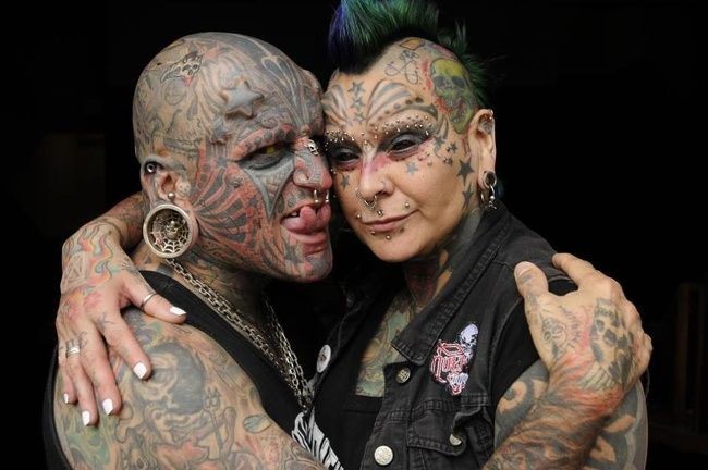 Victor Hugo dan Gabriela Peralta mungkin terlihat aneh di mata banyak orang. Namun keduanya adalah pasangan serasi karena sama-sama terobsesi dengan modifikasi tubuh. Jika ditotal keduanya pernah 50 kali melakukan pierching hingga implan gigi. Victor dan Gabriela telah menikah selama 15 tahun. Foto: Facebook