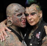 Victor Hugo dan Gabriela Peralta mungkin terlihat aneh di mata banyak orang. Namun keduanya adalah pasangan serasi karena sama-sama terobsesi dengan modifikasi tubuh. Jika ditotal keduanya pernah 50 kali melakukan pierching hingga implan gigi. Victor dan Gabriela telah menikah selama 15 tahun. Foto: Facebook