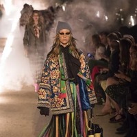 Alessandro lalu mengemas referensi tersebut dengan ciri khas desainnya yang penuh warna, permainan motif, dengan nuansa vintage yang kekinian sehingga menciptakan sebuah koleksi yang eksentrik namun tetap relevan. (Foto: AFP PHOTO / BERTRAND LANGLOIS)