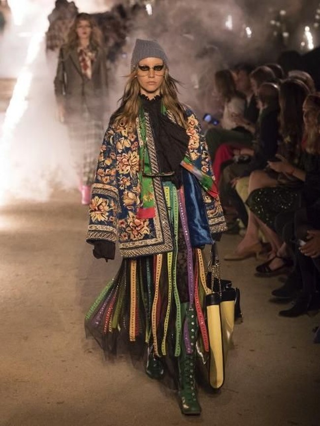 Alessandro lalu mengemas referensi tersebut dengan ciri khas desainnya yang penuh warna, permainan motif, dengan nuansa vintage yang kekinian sehingga menciptakan sebuah koleksi yang eksentrik namun tetap relevan. (Foto: AFP PHOTO / BERTRAND LANGLOIS)