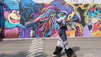 Warga Gang Abdul Jabar, Jagakarsa, Jakarta Selatan, punya cara sendiri untuk menyemarakkan Ramadan tahun ini. Mereka bergotong-royong membuat mural yang ciamik.