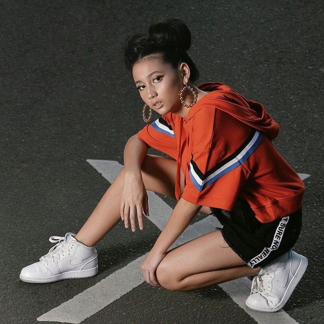 Bagi penggemar Agnez Mo, sosok Chloe Xaviera mungkin sudah tak asing lagi. Dia adalah keponakan Agnez Mo yang kini serius merintis karier di dunia tarik suara seperti tantenya. (Foto: Instagram/@chloexaviera)