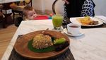 Manisnya Risty Tagor, Saat Suapi Putranya dan Makan Bersama Teman