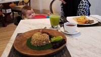 Lewat akun Instagramnya, Risty kerap membagikan momen kebersamaannya ketika tengah mengurus kedua putranya. Ini pose Risty saat menyuapi Arkana. Foto: Instagram @ristytagor