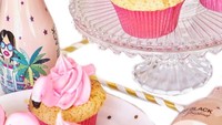 @fashion.eats nggak ketinggalan membuat dessert flamingo. Kali ini flamingo diaplikasikan sebagai krim cupcake. Foto: Instagram