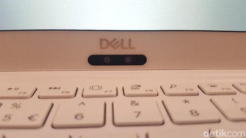 Webcam terletak di bezel bagian bawah. Foto: Muhamad Imron Rosyadi/detikINET