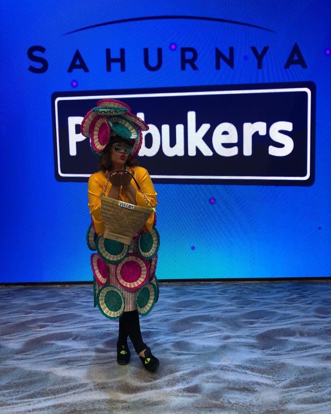 Piring buah warna-warni dan bakul nasi jadi properti kali ini. Foto: Dok. Instagram/Okky Lukman