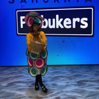 Piring buah warna-warni dan bakul nasi jadi properti kali ini. Foto: Dok. Instagram/Okky Lukman