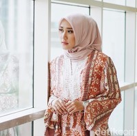 Selanjutnya finalis asal Jakarta, Agnia Ananda Putri yang akrab disapa Anya. Ia sukses bernyanyi dengan gaya story telling. Ia menyanyikan lagu Lonely Goatherd yang merupakan soundtrack film The Sound of Music. Foto: Nico/detikcom, Atasan: HIJUP, Scarf: DAMA