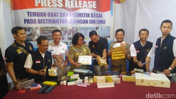 Jumpa pers penyitaan obat kecantikan ilegal di Semarang.