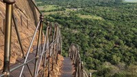 Foto: Lalu, Sigiriya digunakan sebagai biara Buddha sampai abad ke-14. Sigiriya sudah terdaftar di Situs Warisan Dunia UNESCO dan ini jalan tangga di bibir tebing batunya (taliahcox/Instagram)