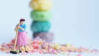 Sereal warna-warni yang dihancurkan saja bisa jadi objek foto. Ia melengkapi dengan miniatur manusia yang tampak sedang membersihkan sisa remah sereal. Foto: instagram @macro.girl