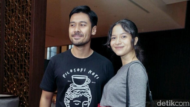 Bahagianya Putri Marino dan Chicco Nikmati Jadi Orang Tua Bahagianya Putri Marino dan Chicco Nikmati Jadi Orang Tua