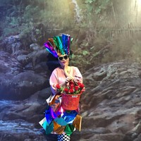 Okky Lukman tampil dengan rok dan headpiece yang terbuat dari kertas foil mengkilap. Tak hanya itu, presenter kocak ini bahkan membawa tas keranjang isi bunga mawar untuk melengkapi penampilannya. Foto: Dok. Instagram/Okky Lukman