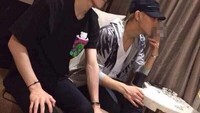 Boy band EXO terkenal dengan anggotanya yang tak banyak tingkah, misalnya merokok. Namun dalam foto ini, Sehun dan Tao tertangkap kamera sedang merokok. Walau begitu, netizen masih memperdebatkan apakah foto itu benar adanya atau hanya editan belaka. Foto: Koreaboo