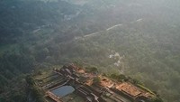 Foto: Menurut riwayat Sri Lanka kuno, Culavamsa, situs ini dipilih oleh Raja Kasyapa (477-495) untuk ibu kotanya yang baru. Dia membangun istananya di atas batu ini dan mendekorasi sisi-sisinya dengan lukisan dinding warna-warni (chamithacj/Instagram)