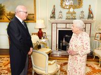 Foto Harry dan Meghan terdapat di meja kecil di sisi perapian.