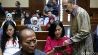 Sidang tuntutan ini juga dihadiri istri dan anak Fredrich.