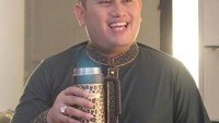 Sedang ngopi. Gelasnya kok unyu ya dengan motif kulit macan tutul! Foto: Instagram @kingnassar88
