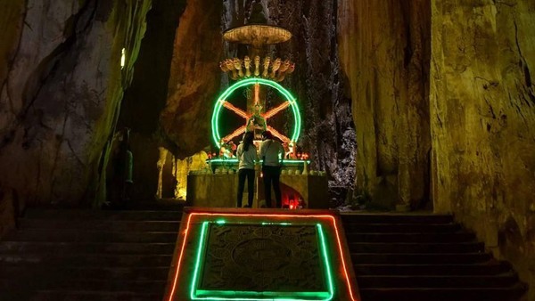 Foto: Kemudian setelah itu traveler akan dibawa menuju ruangan dalam gua yang tampak seperti kuil. Di dalamnya traveler akan mendapati altar yang dapat digunakan oleh pengunjung untuk mengaku dosa sebelum ditimbang dan diadili. (funkyrewind/Instagram)