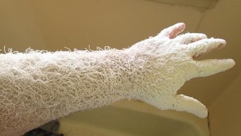 Bukan tangan monster, ini terjadi karena efek terkenal amplas kayu selama satu jam. (Foto: Brightside)