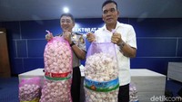 Wakil Direktur Ditpideksu Kombes Daniel Tahimonang Silitonga bersama Kombes Slamet Pribadi menunjukkan barang bukti bawang putih di Kantor Bareskrim, Jalan Medan Merdeka, Jakarta Pusat, Kamis (31/5/2018).