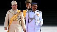 Tahun 2004, Sultan Muhammad V menikah dengan Tengku Zubaidah Tengku Norudin. Namun beberapa tahun kemudian, mereka bercerai. Dengan status duda, dia menjadi Yang di-Pertuan Agong pertama dalam sejarah Malaysia yang bertakhta tanpa seorang Ratu atau Raja Permaisuri Agong. Foto: AFP PHOTO/MANAN VATSYAYANA