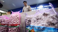Selain menyita barang bukti bawang putih, polisi juga menetapkan empat orang tersangka antara lain Direktur Operasional PT PTI berinisial MYI, Direktur PT TSR berinisial TKS, Direktur PT CGM berinisial TDJ, dan PN selaku pengendali dan pembiayaan.