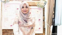 Shireen Sungkar tampak cantik saat mengenakan baju dress panjang dengan hijab bermotif. Foto: Ismail/detikHOT