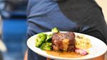 Begini Gaya Prabu Revolusi Saat Ngopi dan Makan Steak Buatannya